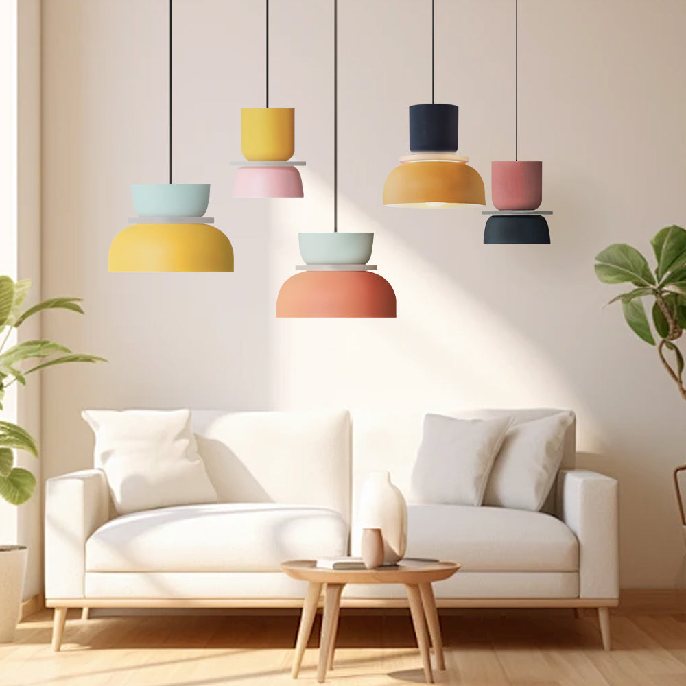 Suspension luminaire nordique moderne, bloc de couleurs éclantantes, design contemporain pour cuisine.