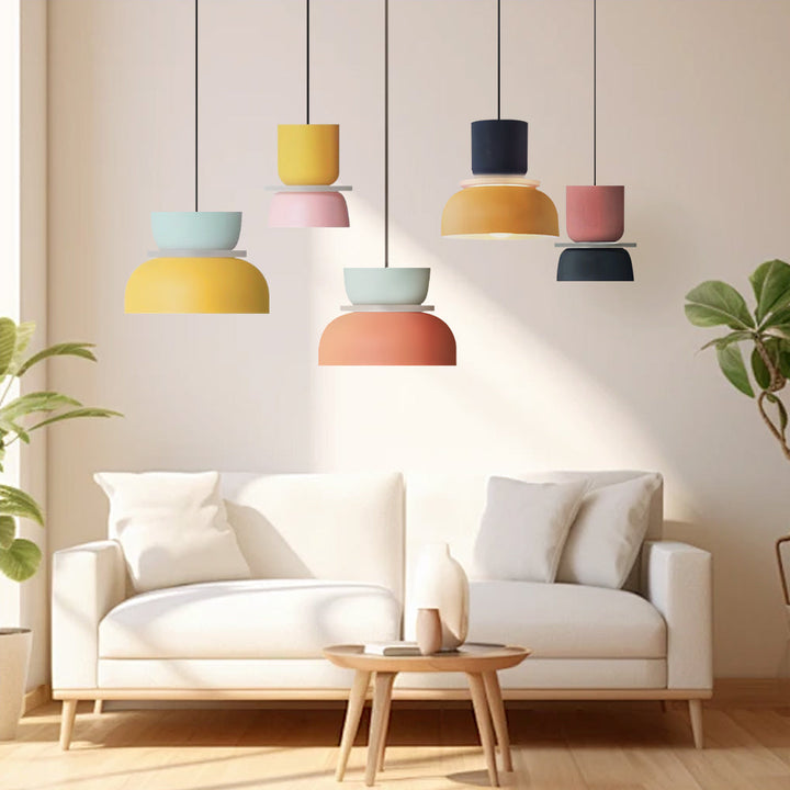 Suspension luminaire nordique moderne, bloc de couleurs éclantantes, design contemporain pour cuisine.