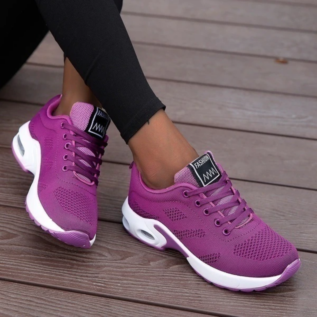Sneakers femme style sportif, garantissant bien-être et soutien du pied. Chaussures confortables pour une mode active.
