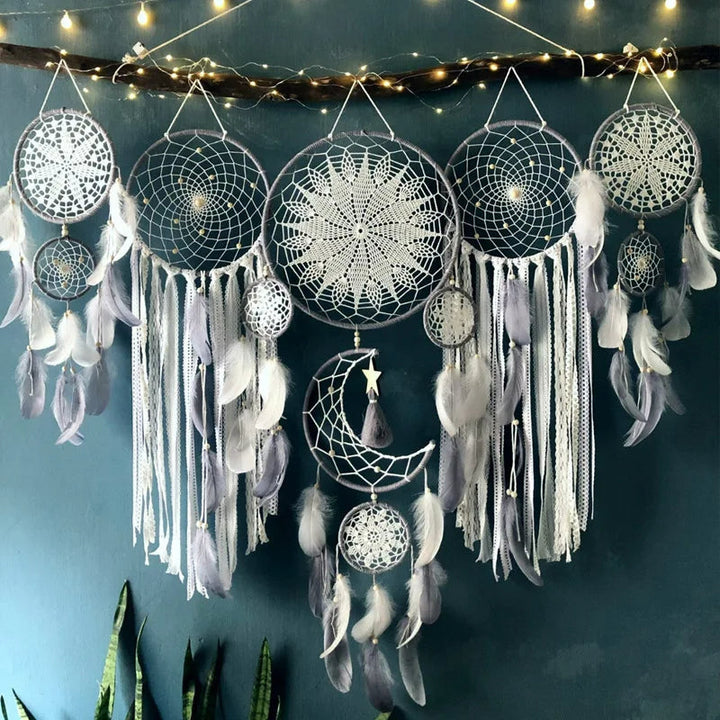 Capteurs de rêves bohèmes en macramé faits main, décoration murale chic pour créer une ambiance harmonieuse dans une chambre.