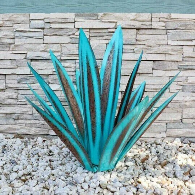 Agave décoratif en métal, sculpture artisanale résistante aux intempéries pour jardin ou patio.