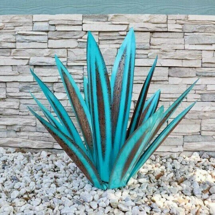 Agave décoratif en métal, sculpture artisanale résistante aux intempéries pour jardin ou patio.