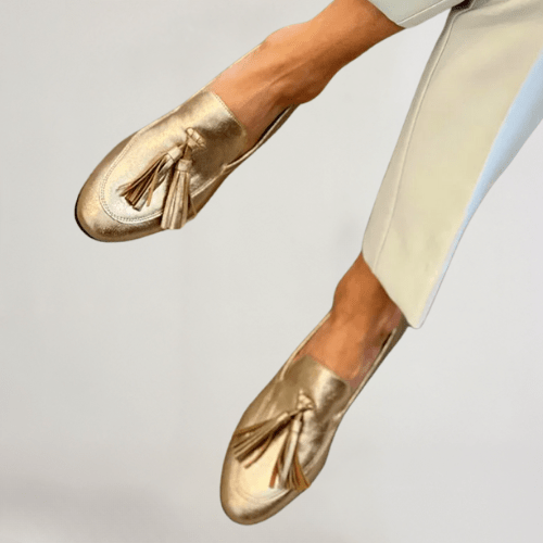 Mocassins dorés élégants pour femmes, style chic et confort quotidien. Chaussures plates brillantes printemps/été.