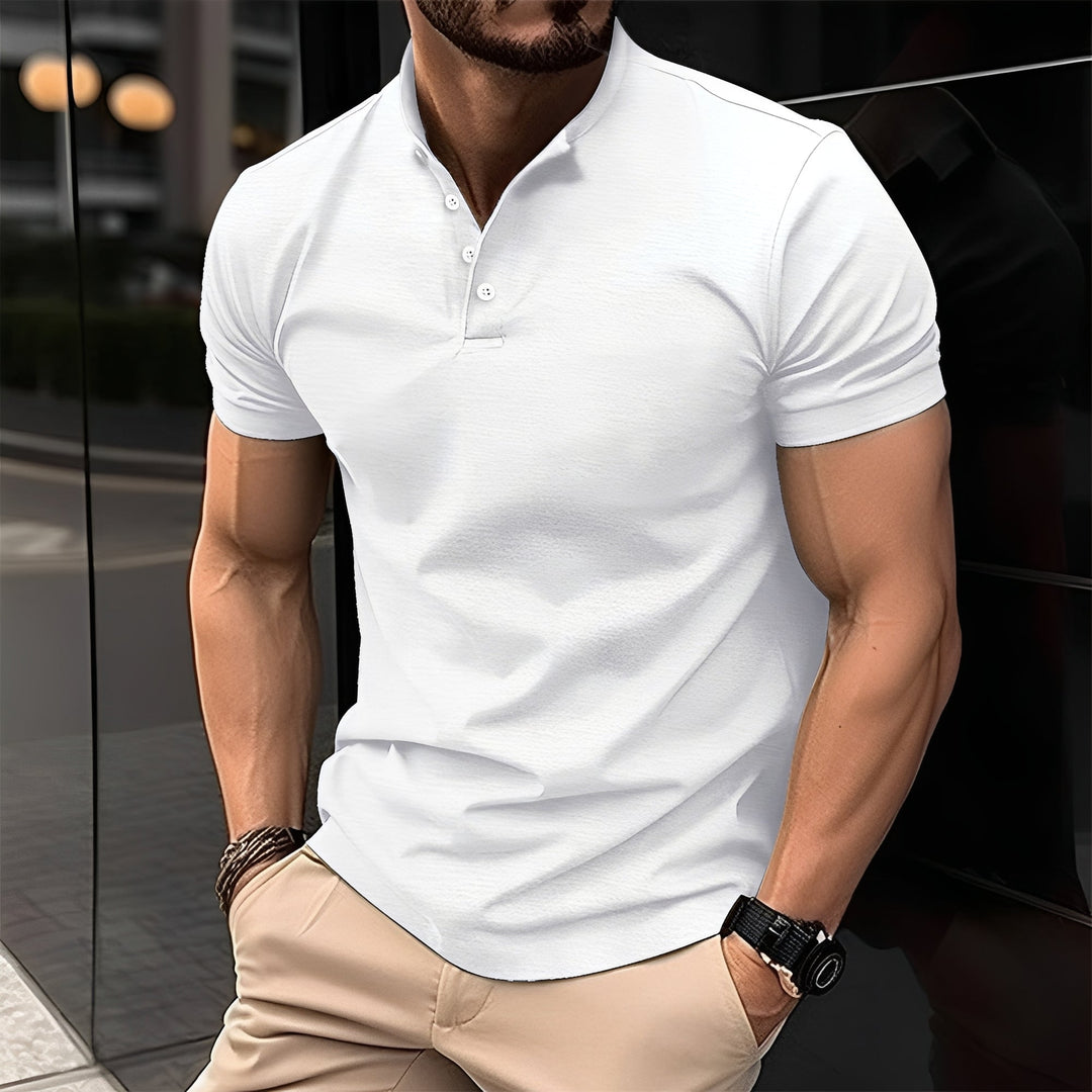 Zoom sur les boutons d'un t-shirt homme. Manches courtes, polyvalent pour un look casual ou habillé d'été.