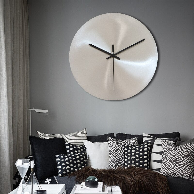Horloge murale moderne et silencieuse en acier inoxydable, parfaite pour une décoration contemporaine de salon.