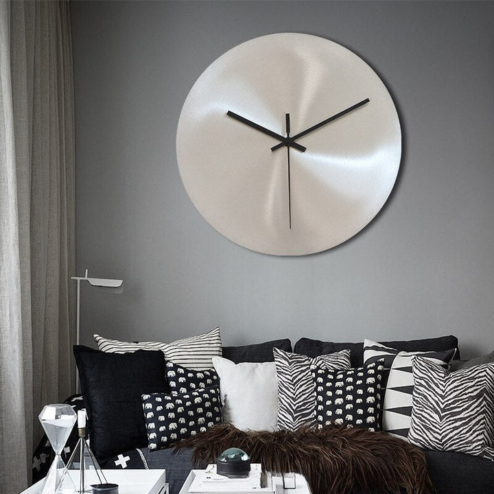 Horloge murale moderne et silencieuse en acier inoxydable, parfaite pour une décoration contemporaine de salon.