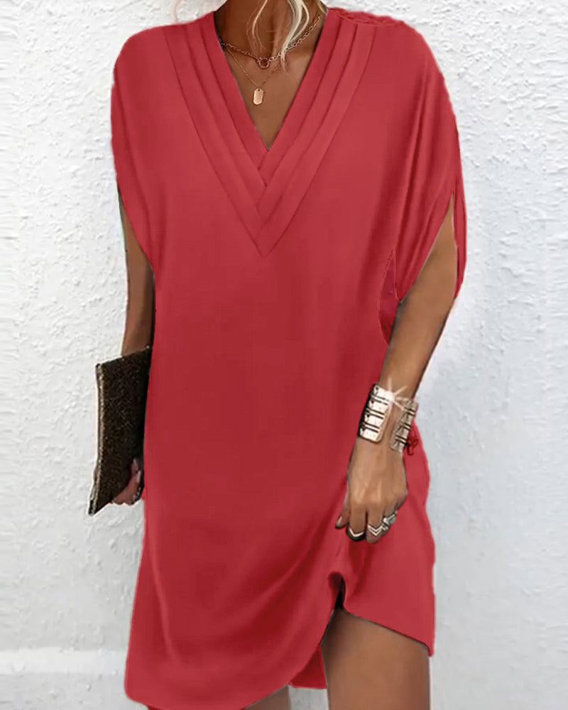 Élégante robe unie à manches fendues, parfaite pour un look soirée ou décontracté chic.