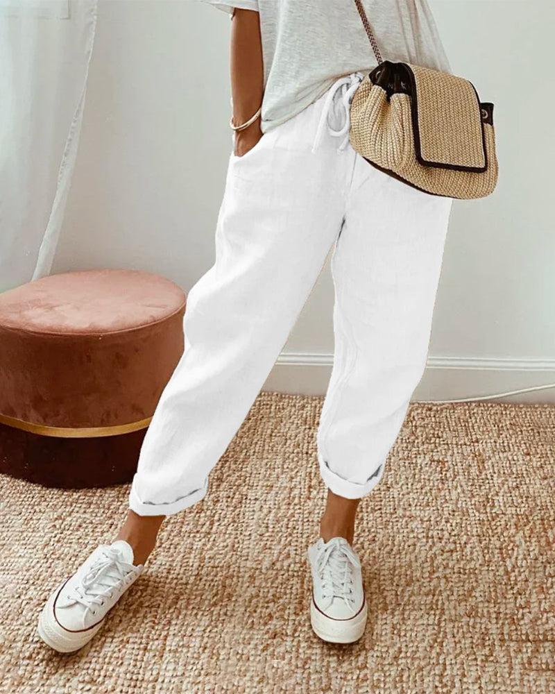 Modèle portant pantalon lin femme décontracté élégant, taille ajustable. Confort et style pour l'été.