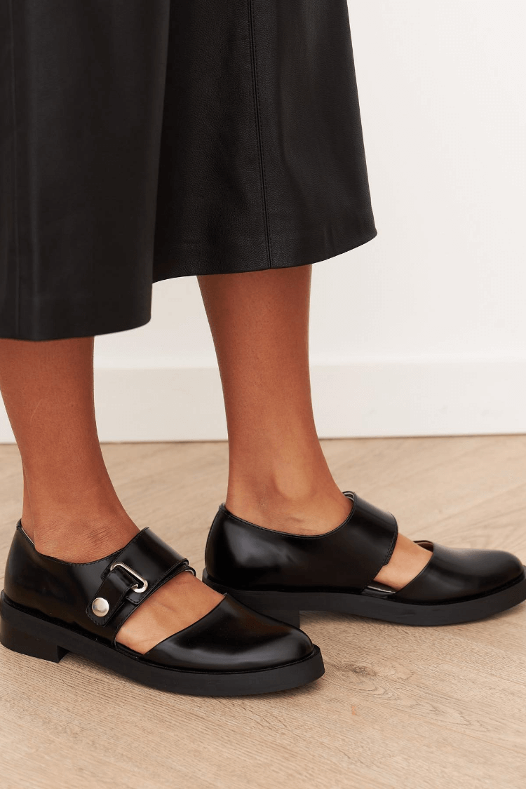 Chaussures plates mocassins noirs chic pour femme, offrant confort et polyvalence au style mode.