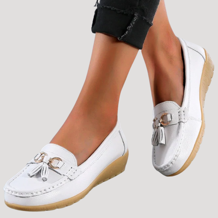 Souliers plats femme polyvalents, mocassins à pompons, parfaits pour un style élégant ou décontracté.