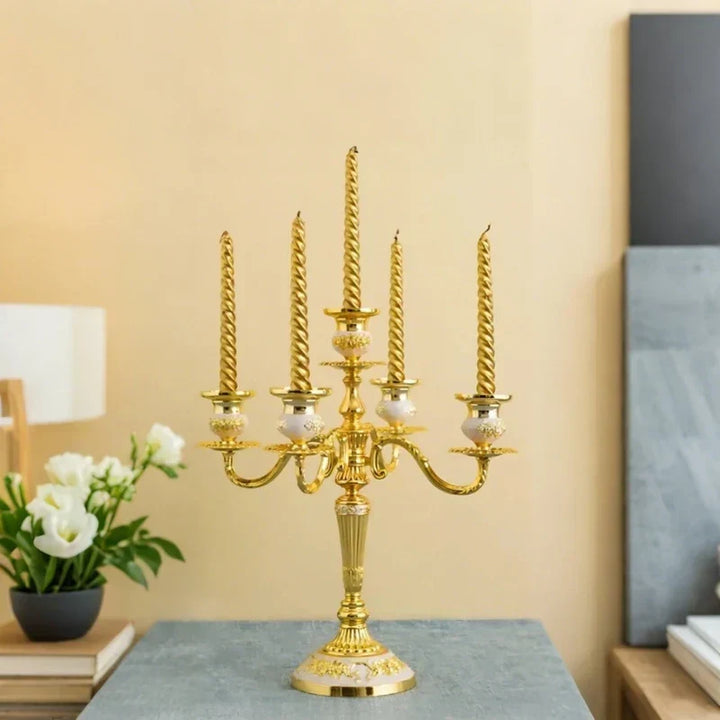 Candelabre 5 bras argenté, crée une ambiance de fête élégante avec bougies.