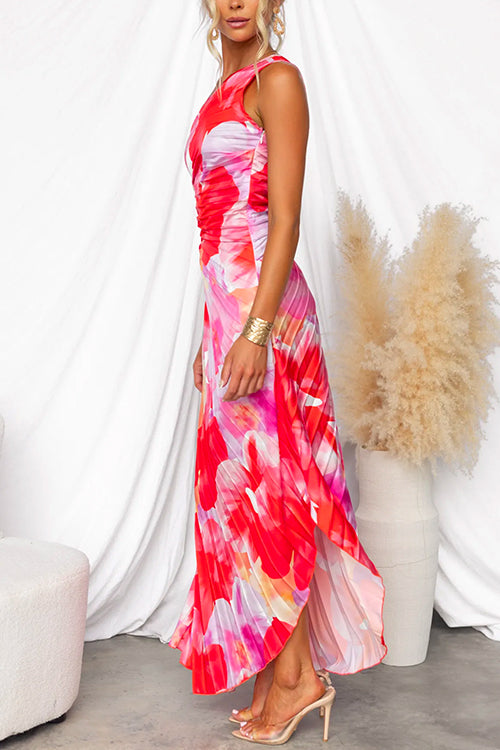 Robe femme d'été à imprimé floral rose, coupe asymétrique et détails plissés. Vêtement femme élégant et moderne.