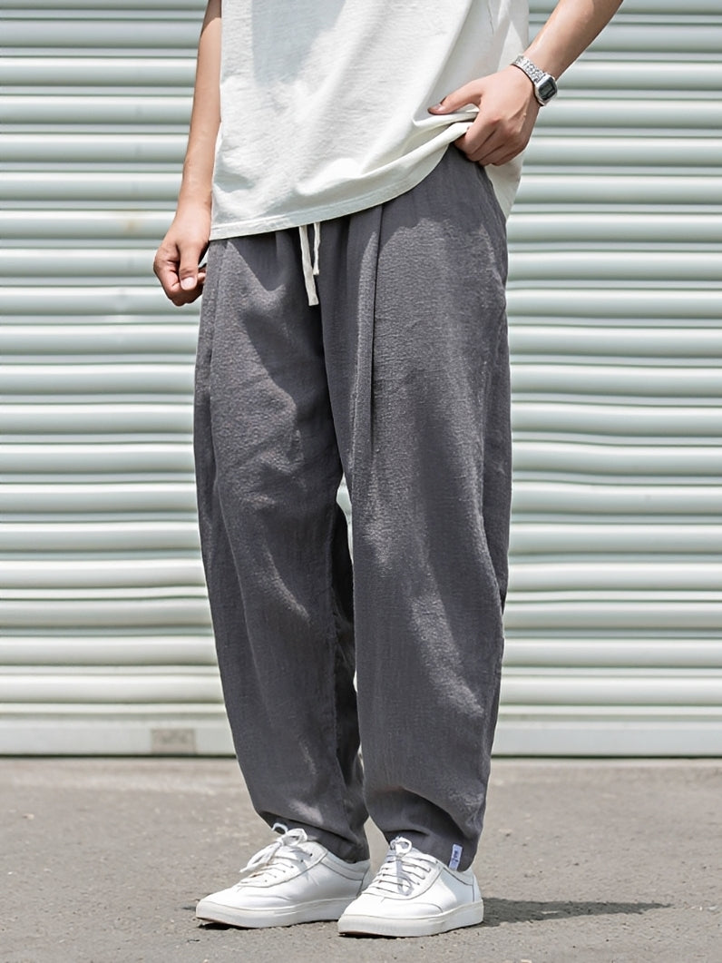 Pantalon homme ample et casual pour un maximum de confort. Vêtement masculin décontracté, idéal été et vacances.