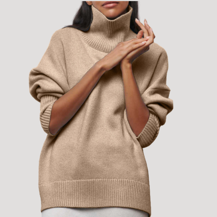 Détail du col montant et de la texture douce du pull oversize femme, parfait pour l'hiver confortable.