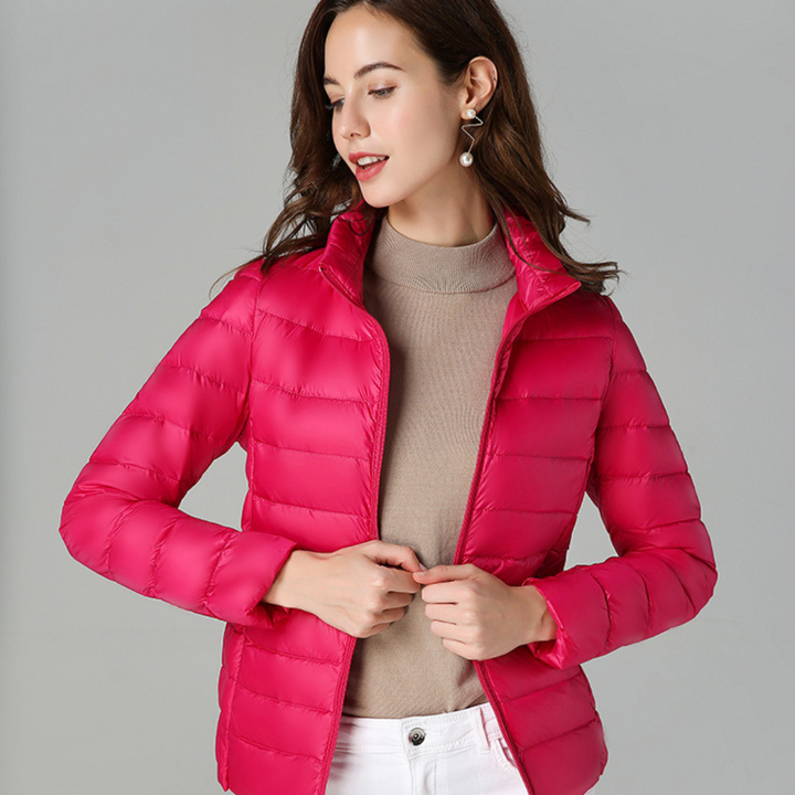 Blouson mi-saison femme, léger et imperméable, design élégant pour toutes vos sorties.