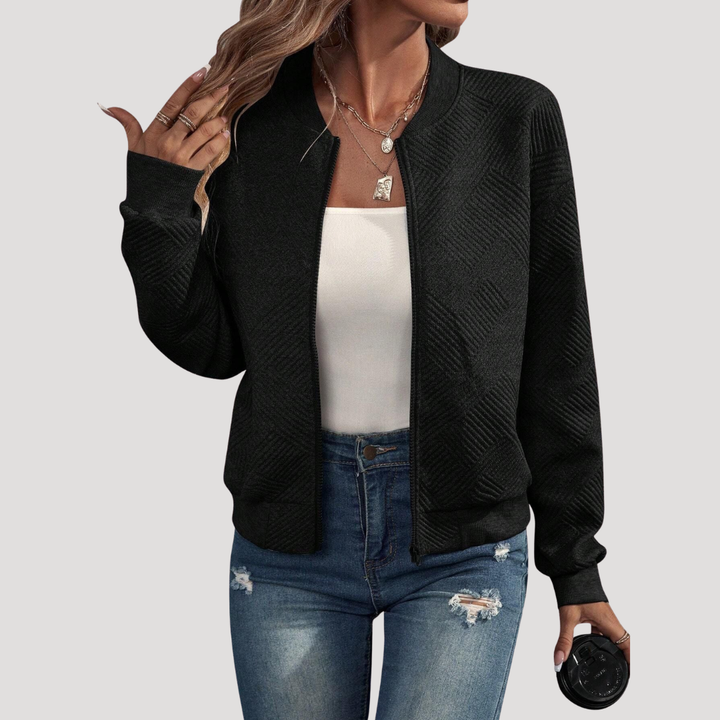 Blouson bomber femme chic et décontracté. Texture unique, style urbain, élégance quotidienne. Parfait pour superposition.