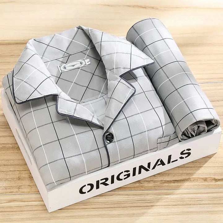 Vêtements de nuit homme rayés, manches longues, confort optimal pour loisirs et repos.
