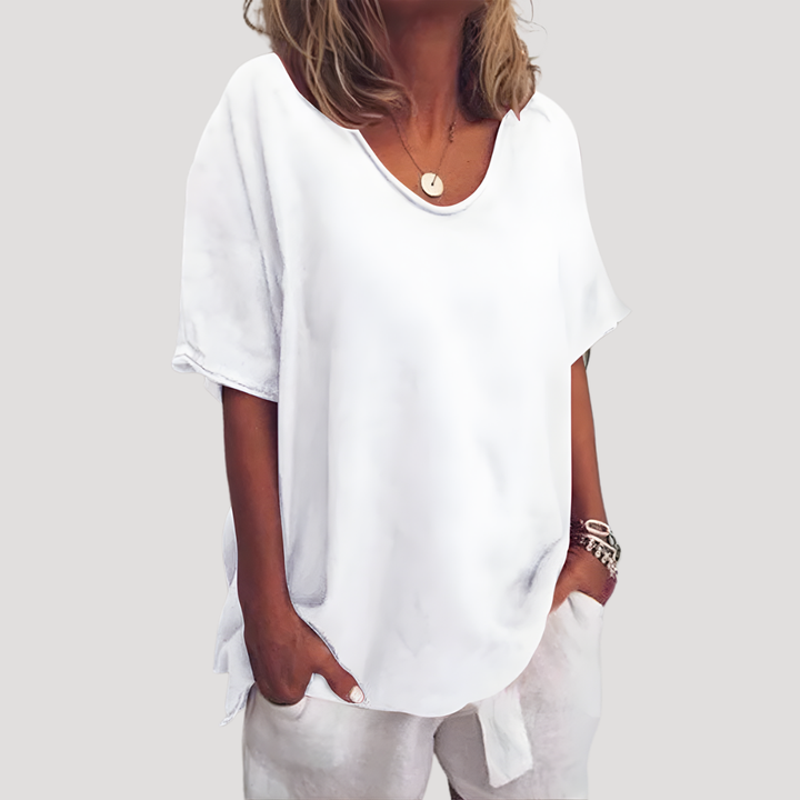 Femme élégante en t-shirt ample à manches courtes et col rond, look décontracté et chic pour tous les jours.
