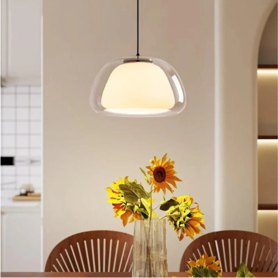 Élégante suspension Jelly en verre soufflé, éclairage minimaliste pour salle à manger ou cuisine design.