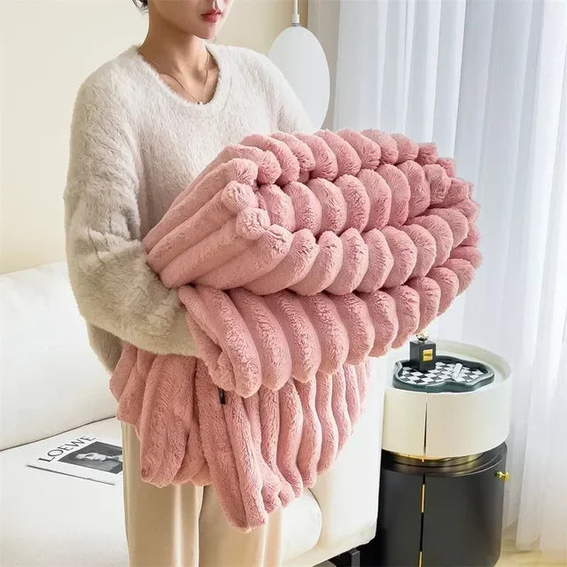 Couverture peluche marron, idéale pour chambre, apporte chaleur et décoration stylée.