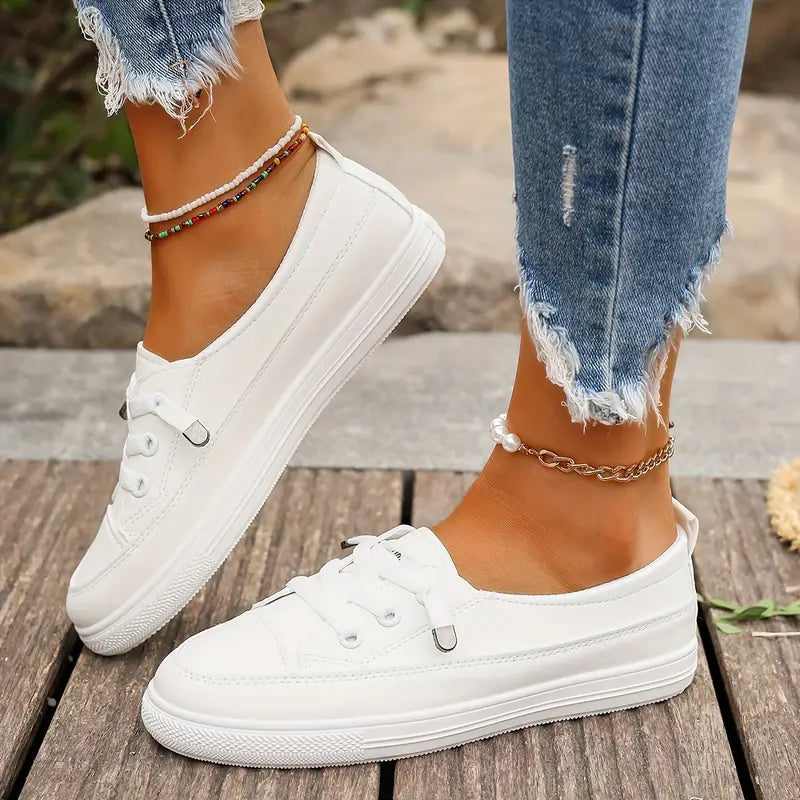 Baskets basses blanches femme, idéales pour un style estival décontracté et un confort léger. Parfaites pour l'été.