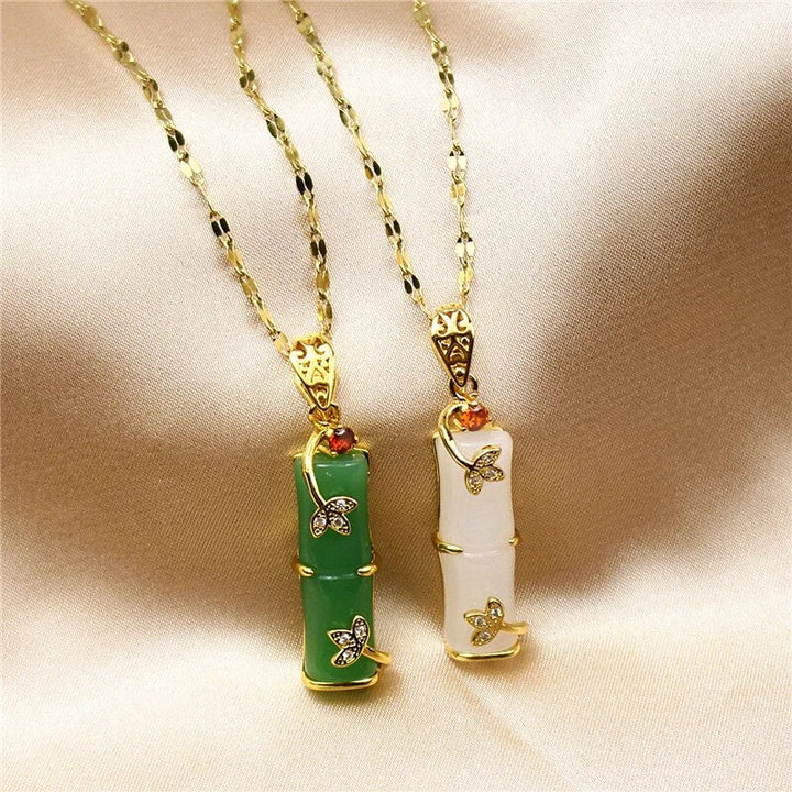 Collier amulette femme élégant, pendentif vert et blanc. Accessoire de protection et harmonie pour un style polyvalent.