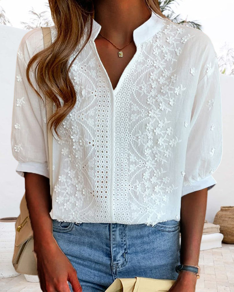 Blouse femme Emelia mode. Ce vêtement chic à manches bouffantes est parfait pour le printemps, l'été ou le daily.
