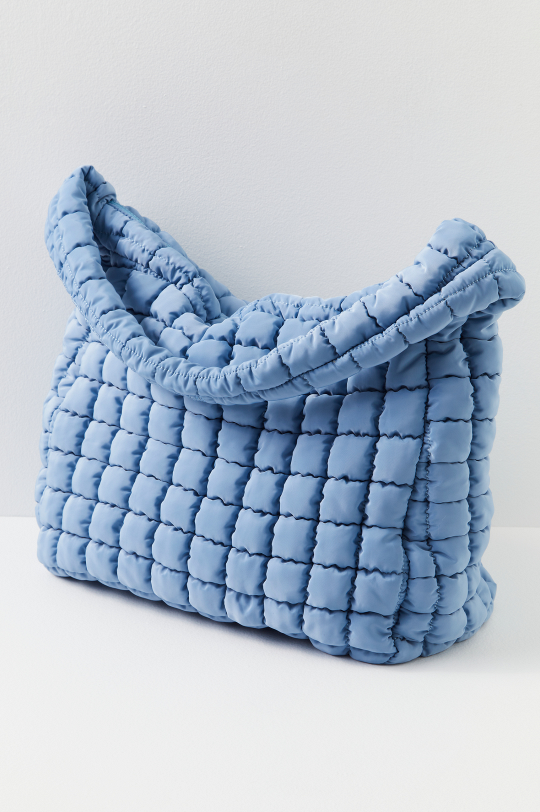 Sac matelassé vert femme, idéal pour le cadeau et l'organisation. Un accessoire mode déperlant pratique.