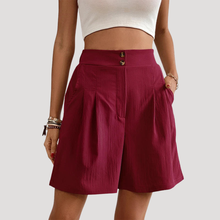 Vêtement femme: short plissé taille haute confortable, un essentiel moderne pour l'été.