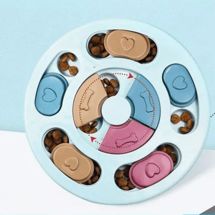 Un chien heureux interagissant avec son jouet puzzle, cherchant des friandises, pour stimulation mentale et jeu.