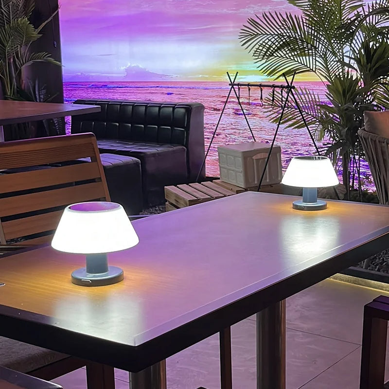 Lampe de table solaire LED autonome, design contemporain, apporte une lumière douce à votre intérieur ou bureau.