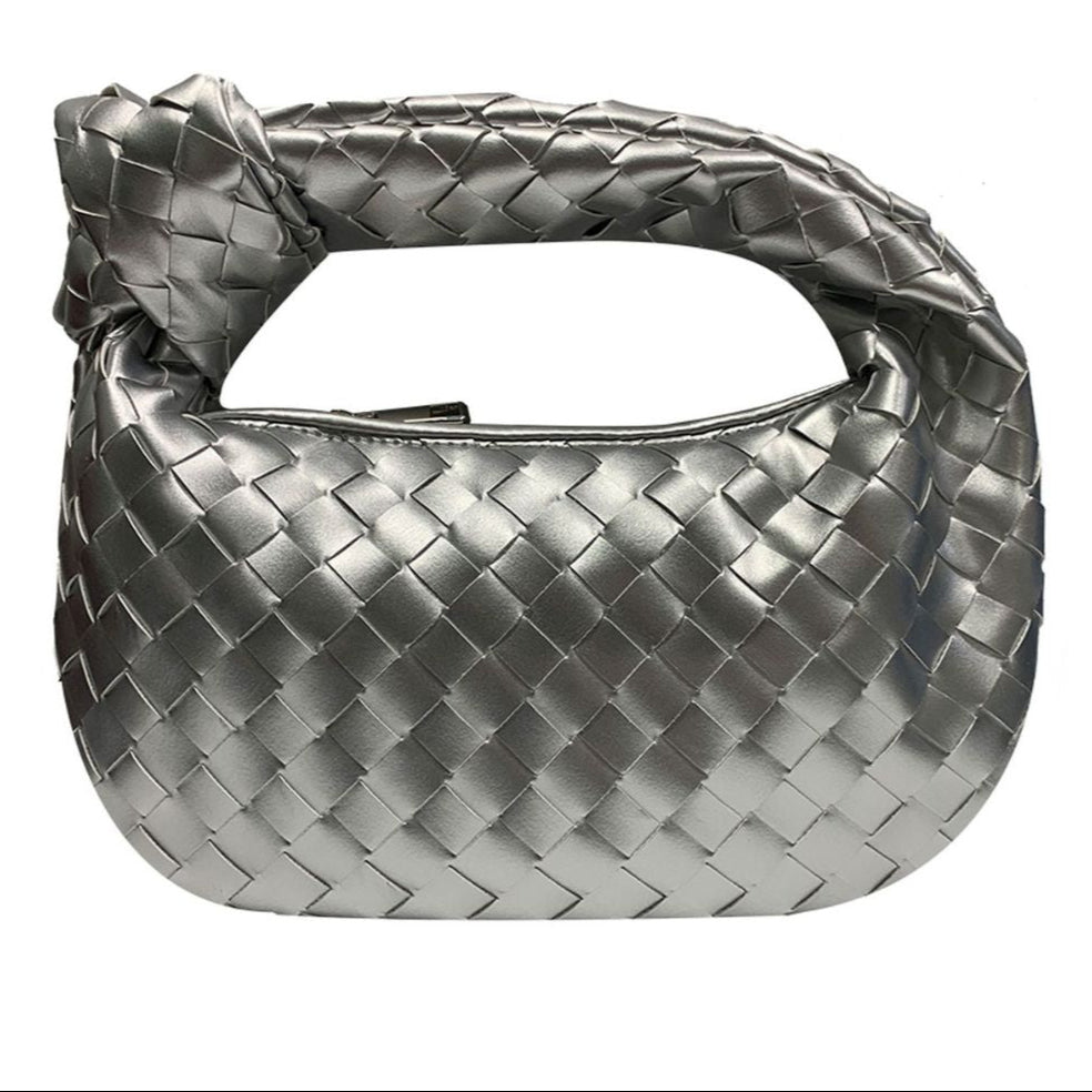 Mini sac bandoulière tressé en cuir végétalien, offrant style chic et praticité pour la femme moderne.