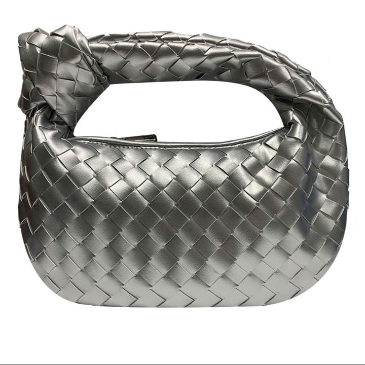 Mini sac bandoulière tressé en cuir végétalien, offrant style chic et praticité pour la femme moderne.
