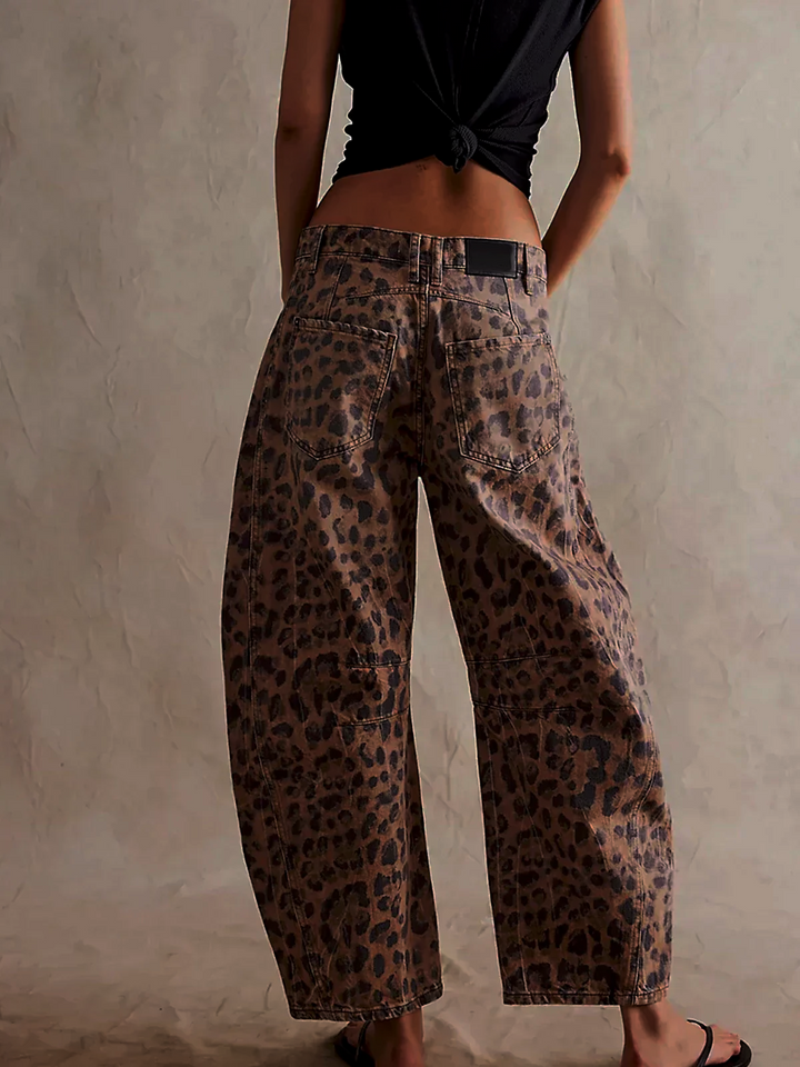 Jean large femme confortable et chic, taille haute. Idéal pour un style quotidien moderne et élégant.