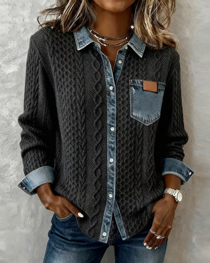 Chemise femme chic en maille torsadée avec détails denim, manches longues, idéale pour automne/hiver.