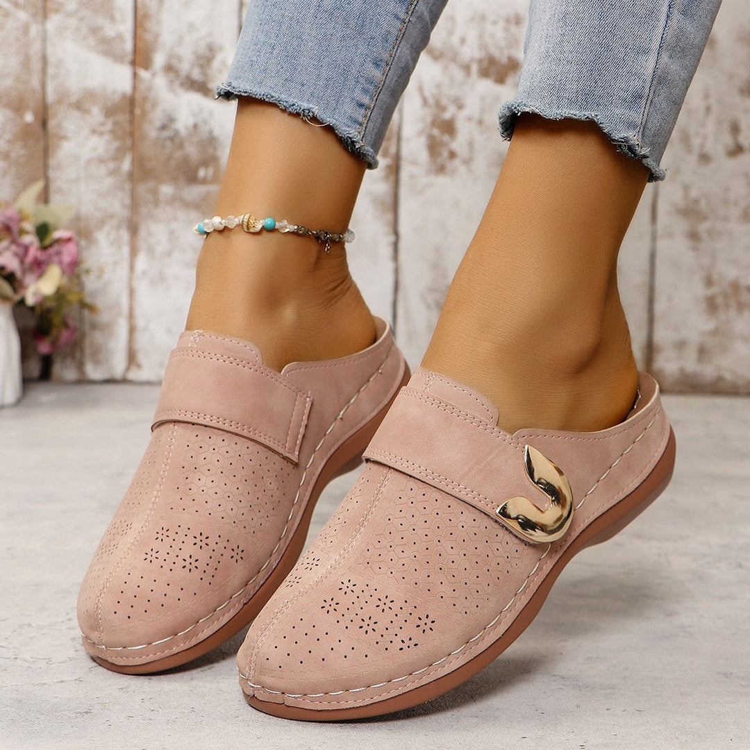 Chaussons femme intérieurs douillets, offrant bien-être et chaleur. Chaussures confort fermées pour la maison.