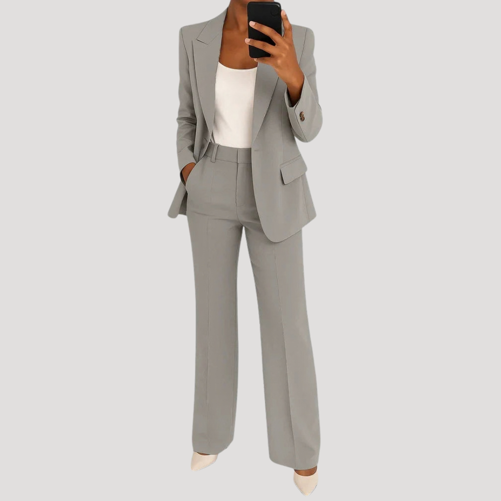 Veste de tailleur femme ajustée, structurée, chic. Idéale pour une tenue de bureau moderne et élégante.