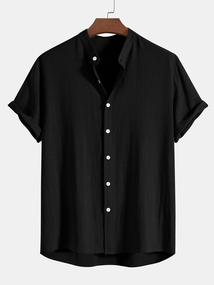 Chemise homme été en lin à manches courtes, col montant. Parfaite pour une tenue décontractée chic et mode masculine.
