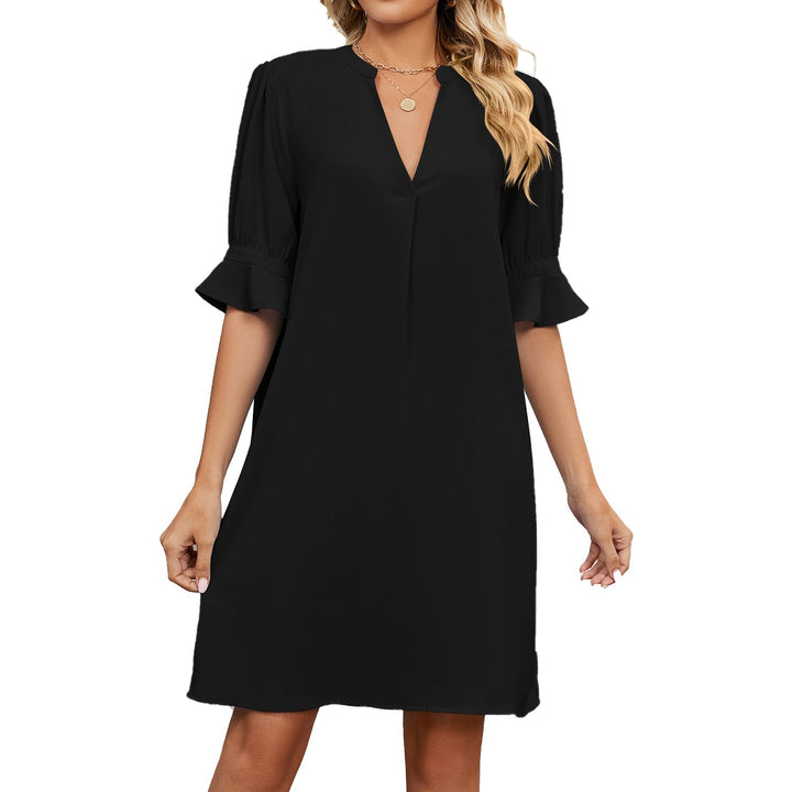 Robe femme noire élégante, coupe fluide décontractée et col V. Tenue quotidienne et estivale.