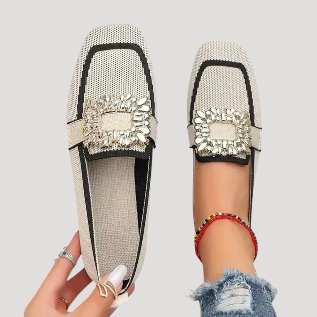 Ballerines élégantes bleues pour femme, avec détail boucle bijou. Chaussures plates confortables et tendance.