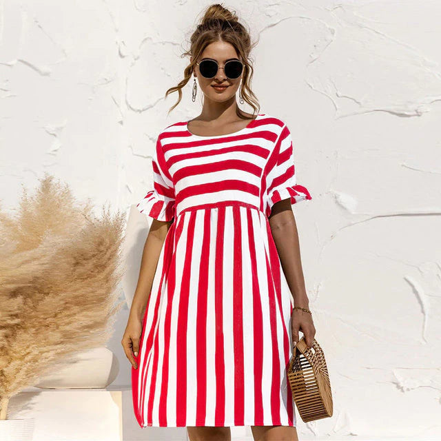Mini-robe femme rayée, style décontracté et tendance, confortable pour les vacances d'été.