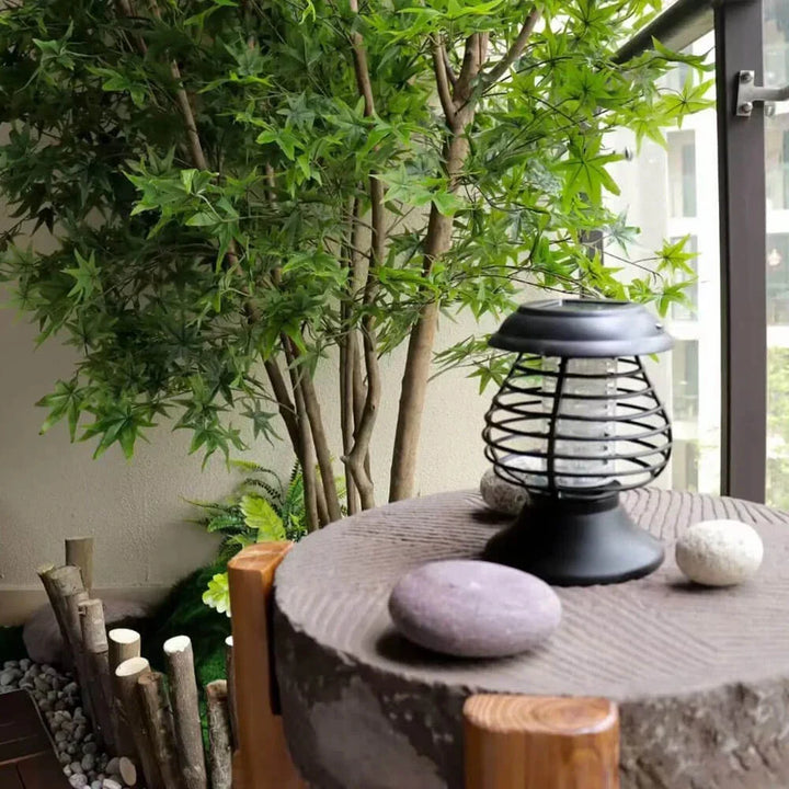 Lampe LED solaire moderne pour éclairage de jardin ou terrasse, intégrant une fonction anti-moustiques étanche.