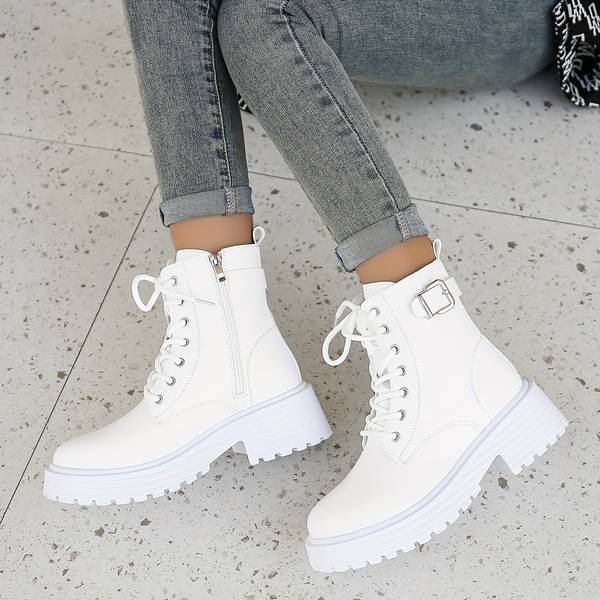Bottes élégantes et chaudes pour femmes, parfaites pour l'hiver. Confortables et chic, style mode.