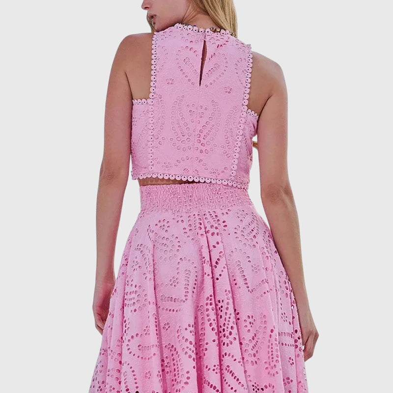 Tenue estivale chic femme, ensemble crop top et jupe longue fluide, parfaite pour les vacances ou une soirée d'été.