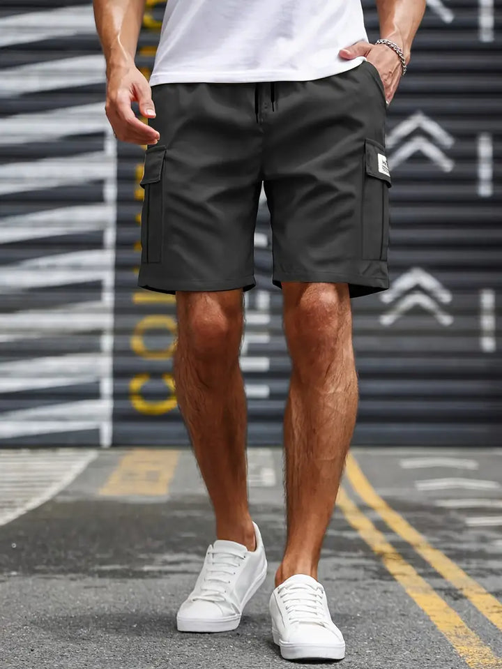 Pantalon court homme kaki, style cargo décontracté, idéal pour le confort estival.