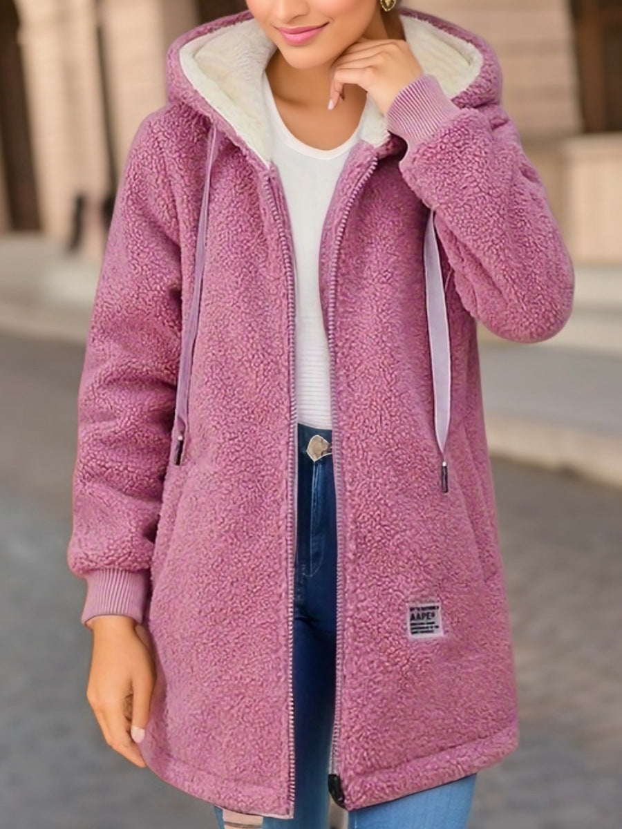 Veste zippée à capuche pour femme, idéale confort automne-hiver. Style décontracté et urbain au quotidien.