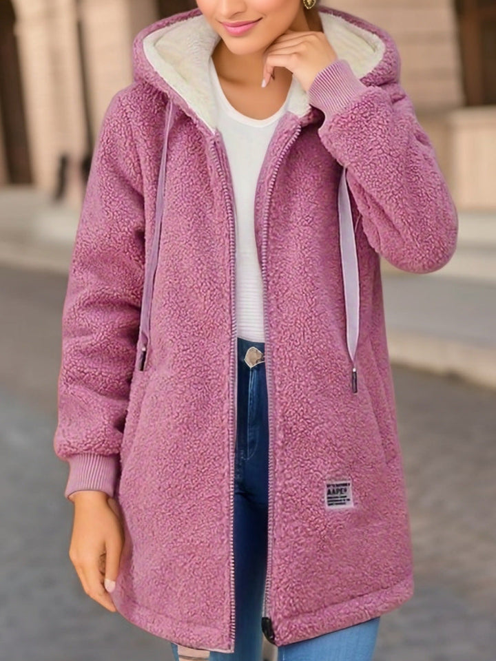 Veste zippée à capuche pour femme, idéale confort automne-hiver. Style décontracté et urbain au quotidien.