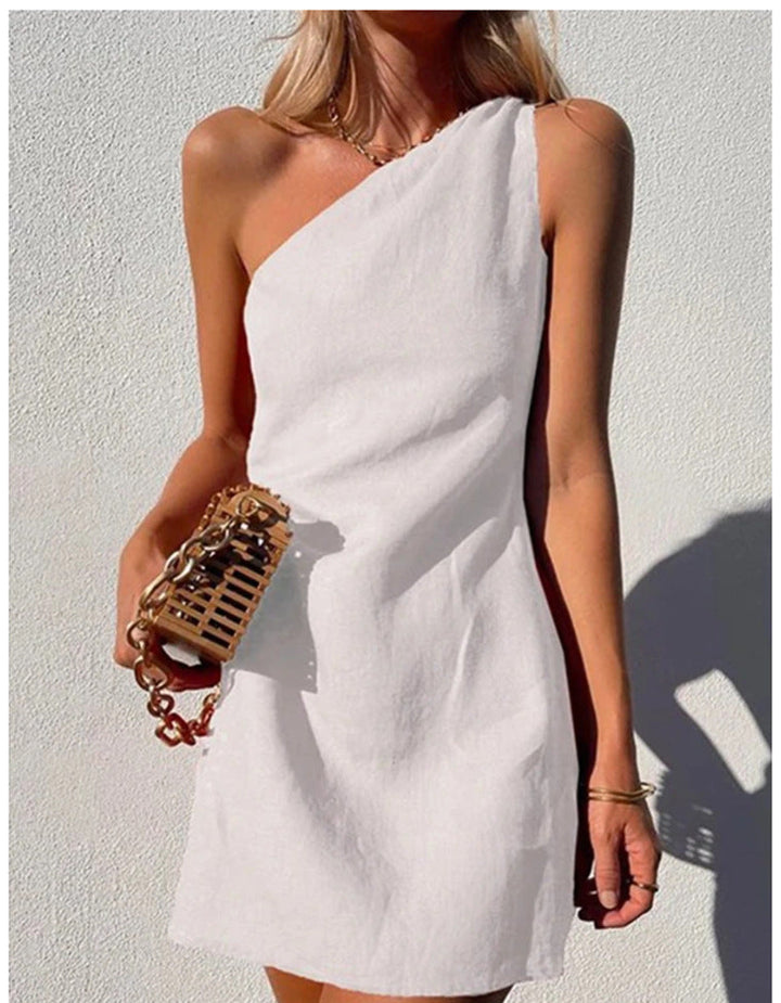 Robe cocktail asymétrique pour femme. Style moderne et élégant, parfaite pour une soirée, un dîner ou un événement spécial.