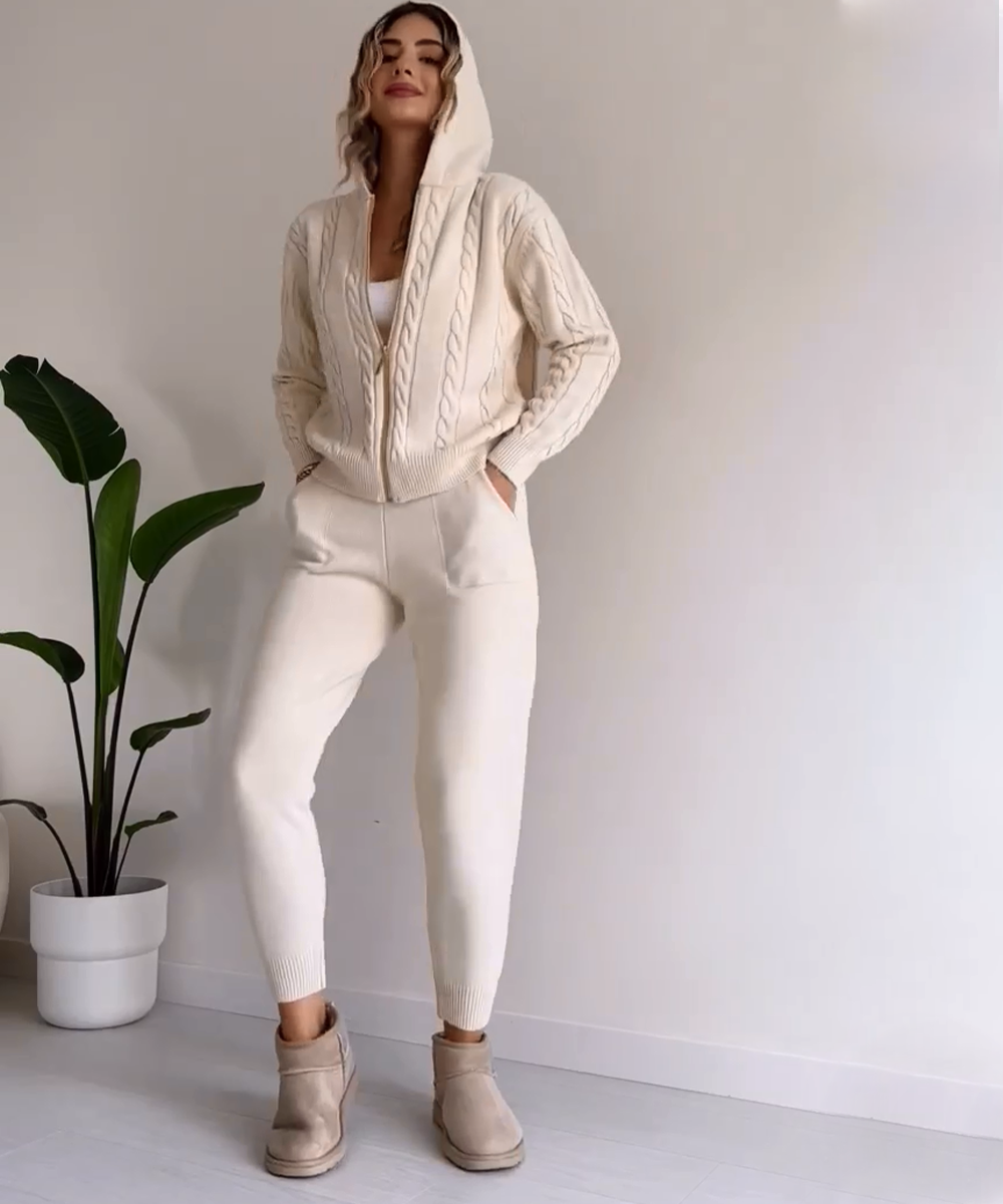 Vêtements hiver femme grande taille, ensemble pull et pantalon. Tenue chaude et confortable, disponible en noir.