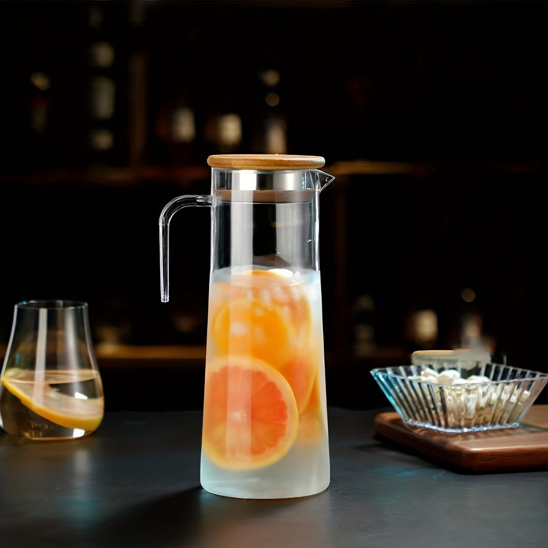 Carafe AquaElegance avec couvercle, design élégant et durable pour toutes vos boissons quotidiennes.